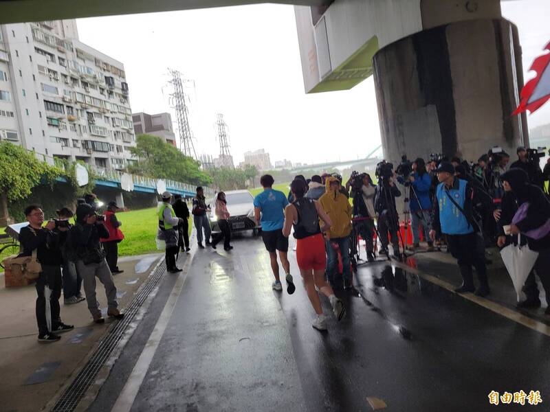 國民黨立委徐巧芯(中,著粉色衣)座車直接開到河濱單車道上。(記者何玉華攝) 國民黨立委徐巧芯(中,著粉色衣)座車直接開到河濱單車道上。(記者何玉華攝)