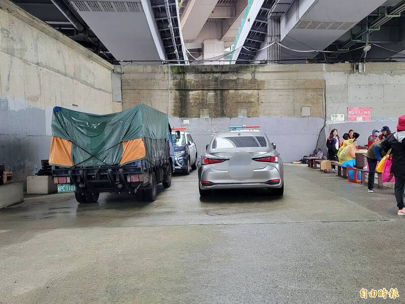 國民黨立委徐巧芯座車從河濱單車道開到麥帥一橋下活動現場,徐巧芯下車後,座車就停在一旁。(記者何玉華攝) 國民黨立委徐巧芯座車從河濱單車道開到麥帥一橋下活動現場,徐巧芯下車後,座車就停在一旁。(記者何玉華攝)