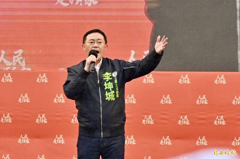 民進黨今（30）日在新北市板橋區舉行「人民是頭家」政策宣講會，立委李坤城致詞。（記者叢昌瑾攝）
