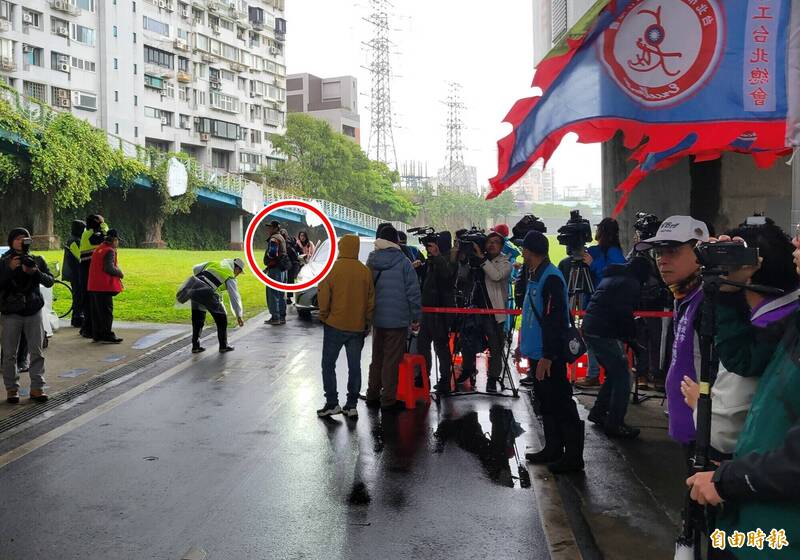 國民黨立委徐巧芯座車,約11點直接駛入河濱單車道抵達麥帥一橋下活動現場,徐巧芯(紅圈處,穿著粉色衣著者)從車上下來。(記者何玉華攝) 國民黨立委徐巧芯座車,約11點直接駛入河濱單車道抵達麥帥一橋下活動現場,徐巧芯(紅圈處,穿著粉色衣著者)從車上下來。(記者何玉華攝)