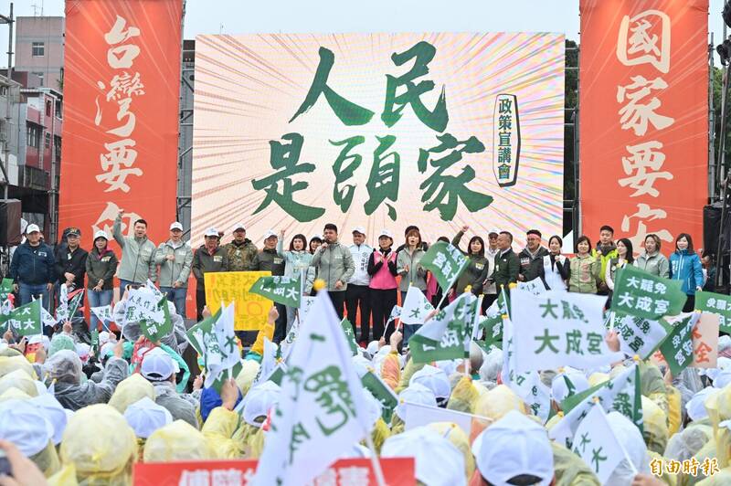 民進黨今（30）日在新北市板橋區舉行「人民是頭家」政策宣講會，民進黨新北市議員齊聚台上發聲。（記者叢昌瑾攝）