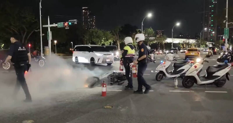 高雄新堀江鬧區2車1行人闖紅燈連撞，機車起火行人送醫不治。（圖由民眾提供）
