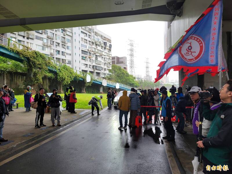 國民黨立委徐巧芯30日參加麥帥一橋下活動,將座車直接駛入河濱單車道。(資料照) 國民黨立委徐巧芯30日參加麥帥一橋下活動,將座車直接駛入河濱單車道。(資料照)