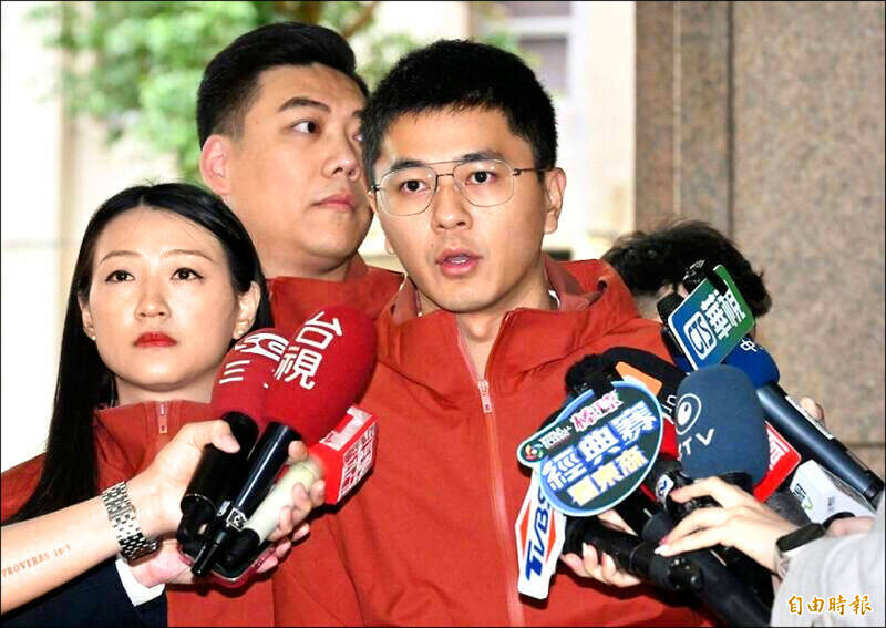 政論節目主持人李正皓在臉書貼文指出,李孝亮(見圖)與黃呂錦茹見面開會後隔天,成為罷免吳沛憶的領銜人。(資料照) 政論節目主持人李正皓在臉書貼文指出,李孝亮(見圖)與黃呂錦茹見面開會後隔天,成為罷免吳沛憶的領銜人。(資料照)