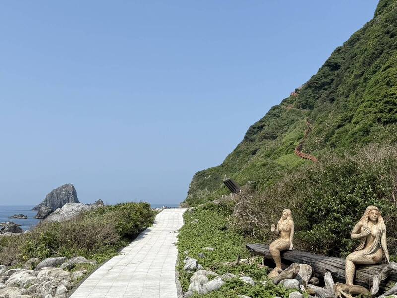 遊客沿著濱海步道可以火山地質、海蝕景觀。(基隆市政府產業發展處提供) 遊客沿著濱海步道可以火山地質、海蝕景觀。(基隆市政府產業發展處提供)