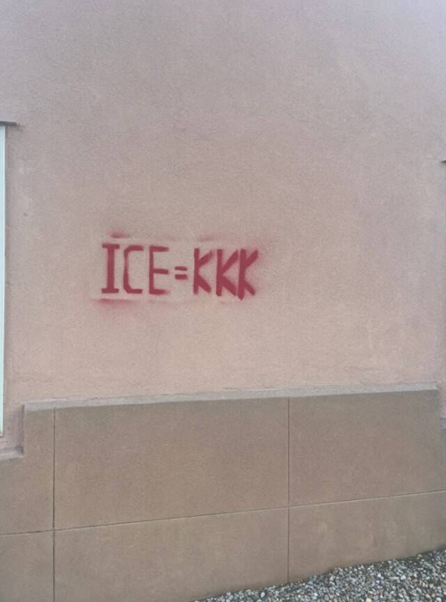 美國新墨西哥州共和黨總部週日清晨遭到疑似蓄意縱火攻擊，牆面上更被噴上反移民及海關執法局（ICE）的塗鴉。（圖翻攝自X/@BNONews）