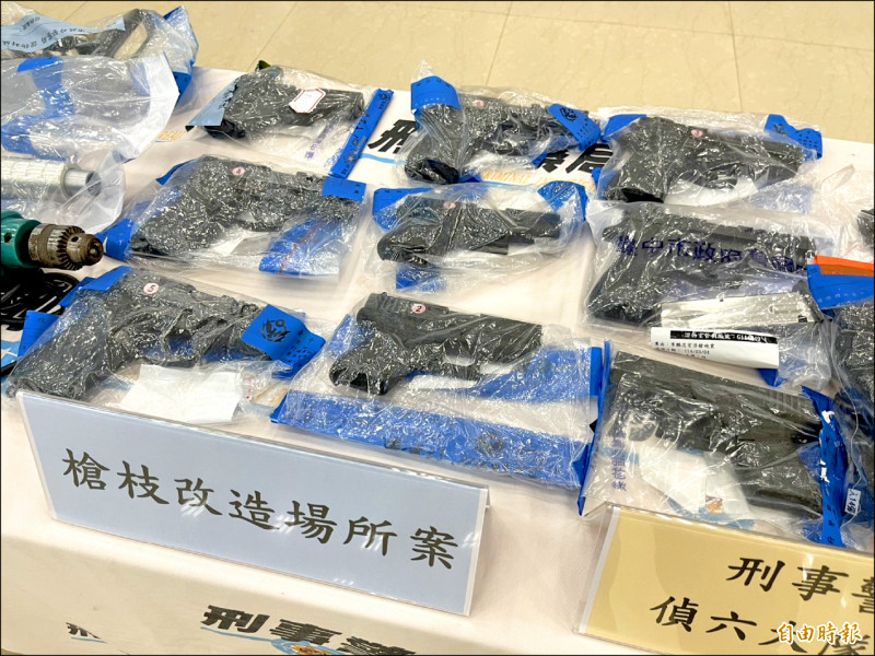 高檢署掃黑肅槍專案查扣270枝各式槍枝。
（記者姚岳宏攝）