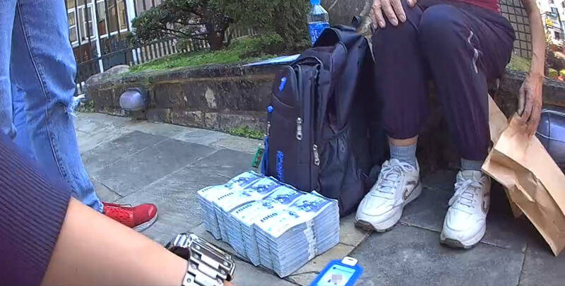 警方查扣大批贓款與收款單據等犯罪證物。(警方提供) 警方查扣大批贓款與收款單據等犯罪證物。(警方提供)