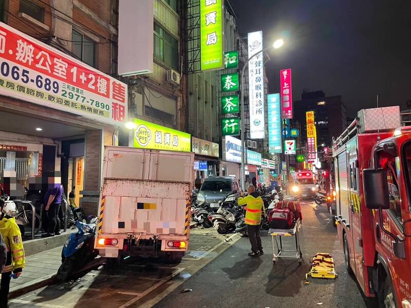 趙姓男子駕駛的貨車逆向衝入對向車道，撞上路邊停放的20輛汽機車，撞飛在車外等待的女駕駛，送醫不治。（記者吳仁捷翻攝）