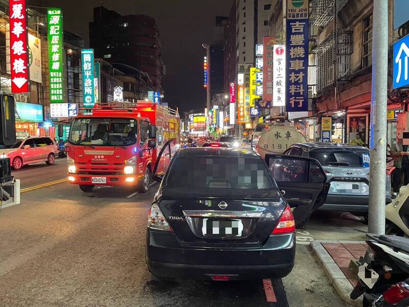 趙姓男子駕駛的貨車逆向衝入對向車道，撞上路邊停放的20輛汽機車，撞飛在車外等待的女駕駛，送醫不治。（記者吳仁捷翻攝）