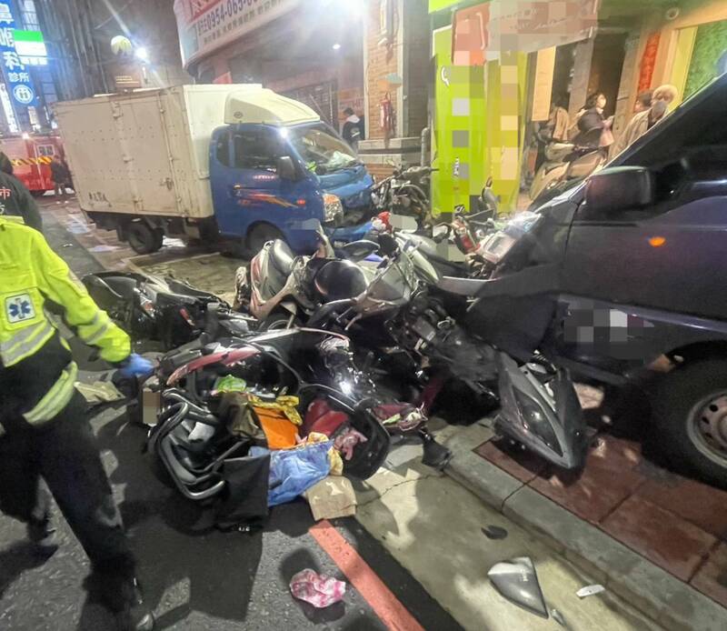 趙姓男子駕駛的貨車逆向衝入對向車道，撞上路邊停放的20輛汽機車，撞飛在車外等待的女駕駛，送醫不治。（記者吳仁捷翻攝）