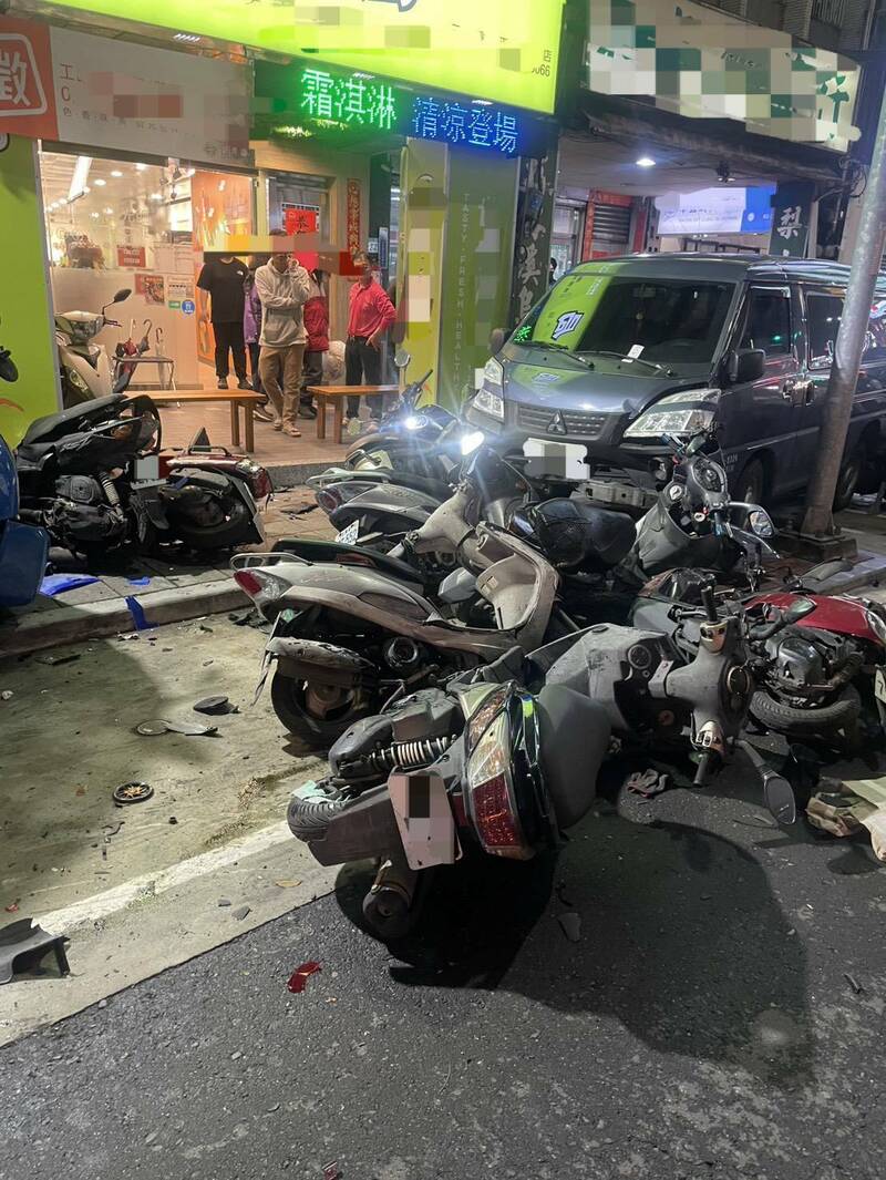 趙姓男子駕駛的貨車逆向衝入對向車道，撞上路邊停放的20輛汽機車，撞飛在車外等待的女駕駛，送醫不治。（記者吳仁捷翻攝）