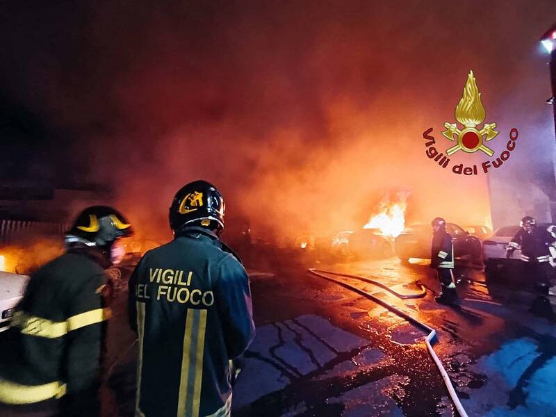 義大利消防隊灌救情形。（法新社）