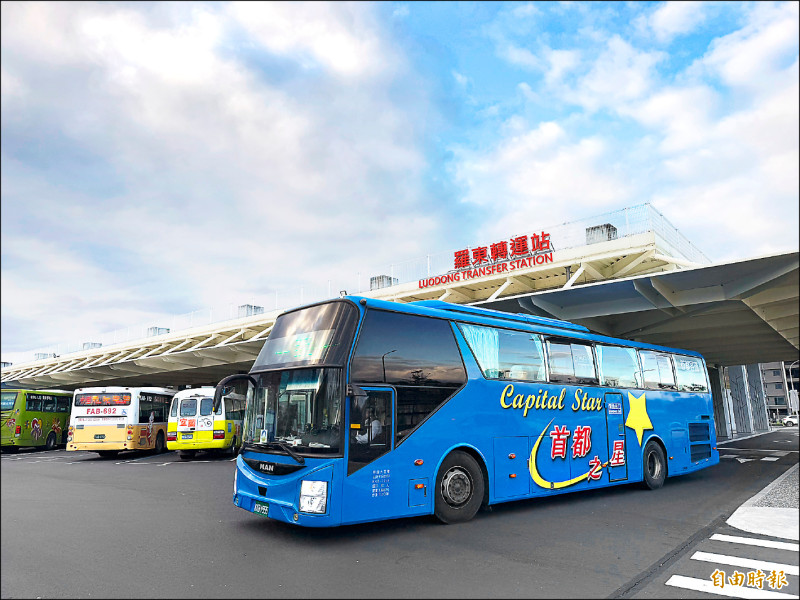 清明連假預估國五首日南北雙向車流上看七.一萬輛次,公路局祭出搭乘國道客運享票價優惠,降低壅塞車流。(記者王峻祺攝) 清明連假預估國五首日南北雙向車流上看七.一萬輛次,公路局祭出搭乘國道客運享票價優惠,降低壅塞車流。(記者王峻祺攝)