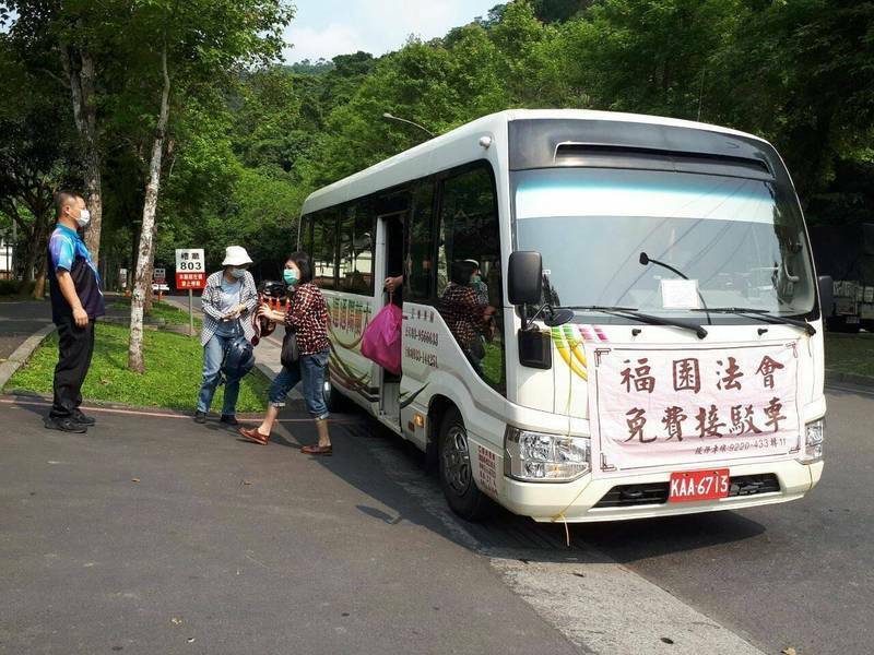 清明連假登場,因應掃墓祭祖人潮及公墓道路狹窄,宜蘭縣政府提供宜蘭轉運站到員山福園免費接駁專車服務,另外宜蘭市5公所也設置專車接駁。(宜蘭縣府提供) 清明連假登場,因應掃墓祭祖人潮及公墓道路狹窄,宜蘭縣政府提供宜蘭轉運站到員山福園免費接駁專車服務,另外宜蘭市5公所也設置專車接駁。(宜蘭縣府提供)