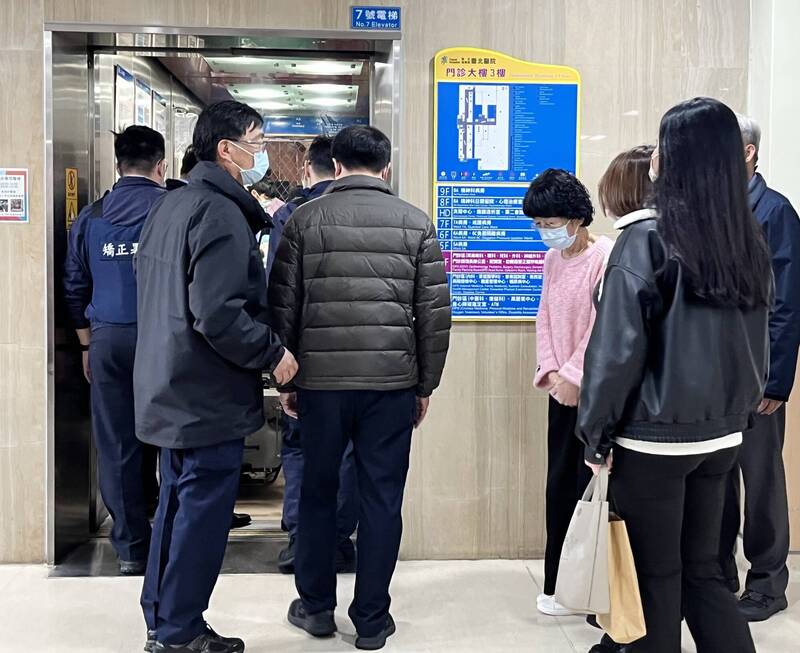 民眾黨前主席柯文哲因腎結石致左腎積水,2日上午在北所人員戒護外醫治並抵達衛福部台北醫院進行手術取出結石,妻子陳佩琪(前右,粉色衣服)在旁陪伴。(中央社) 民眾黨前主席柯文哲因腎結石致左腎積水,2日上午在北所人員戒護外醫治並抵達衛福部台北醫院進行手術取出結石,妻子陳佩琪(前右,粉色衣服)在旁陪伴。(中央社)