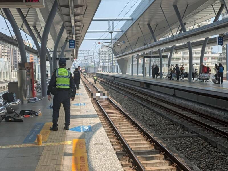 死者是60歲吳姓中年男子，屍塊遍佈整個軌道。（記者張瑞楨攝）