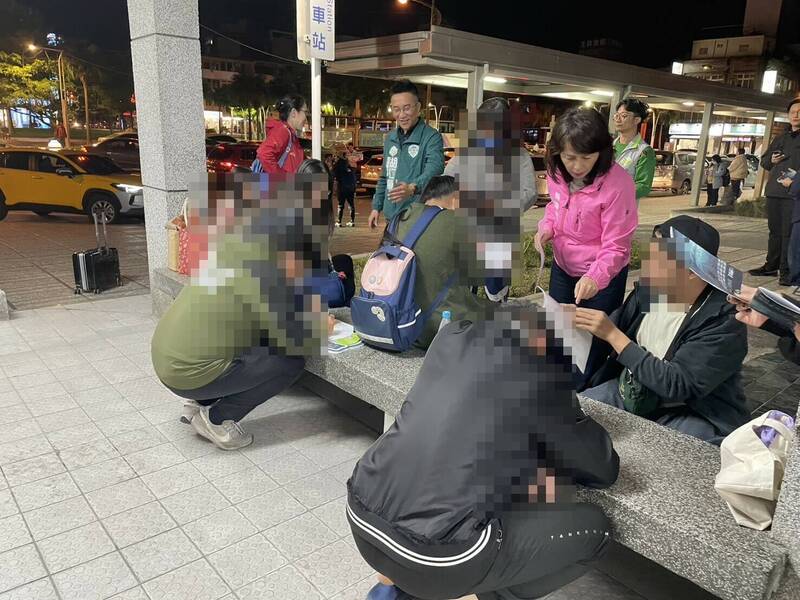 花蓮縣議會議長張峻昨天公開表示力挺罷免傅崐萁,讓花蓮罷傅團體打了強心針,民進黨花蓮縣黨籍議員在車站外面幫忙收連署書。(胡仁順提供) 花蓮縣議會議長張峻昨天公開表示力挺罷免傅崐萁,讓花蓮罷傅團體打了強心針,民進黨花蓮縣黨籍議員在車站外面幫忙收連署書。(胡仁順提供)