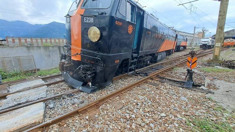 台鐵鳴日號觀光列車頭今天接近中午時間,準備駛進花蓮機廠進行保養時,疑似不明原因導致出軌。(民眾提供) 台鐵鳴日號觀光列車頭今天接近中午時間,準備駛進花蓮機廠進行保養時,疑似不明原因導致出軌。(民眾提供)