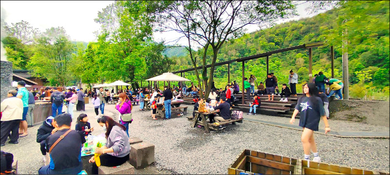 宜蘭知名清水地熱連假首日擠滿遊客，入園體驗提竹簍煮食樂趣，上午11點停車場就啟動總量管制。（宜蘭縣府提供）