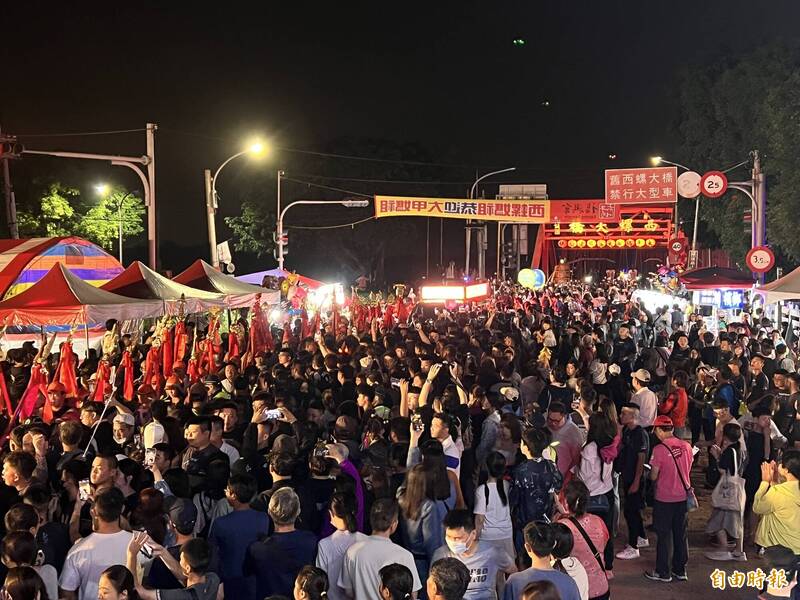 大甲媽祖遶境進香今晚起駕，6日下午會入境雲林，依往年經驗6日下午西螺大橋南端約有數萬民信眾迎駕。（資料照）