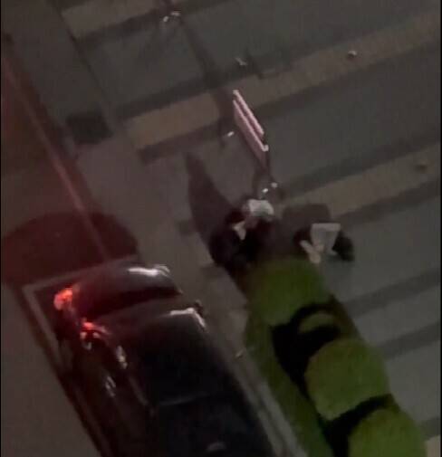 民眾錄影畫面顯示，女方被男友打得一度趴在地上（圖右），但她否認受暴，也拒絕警方協助。（翻攝自Threads）