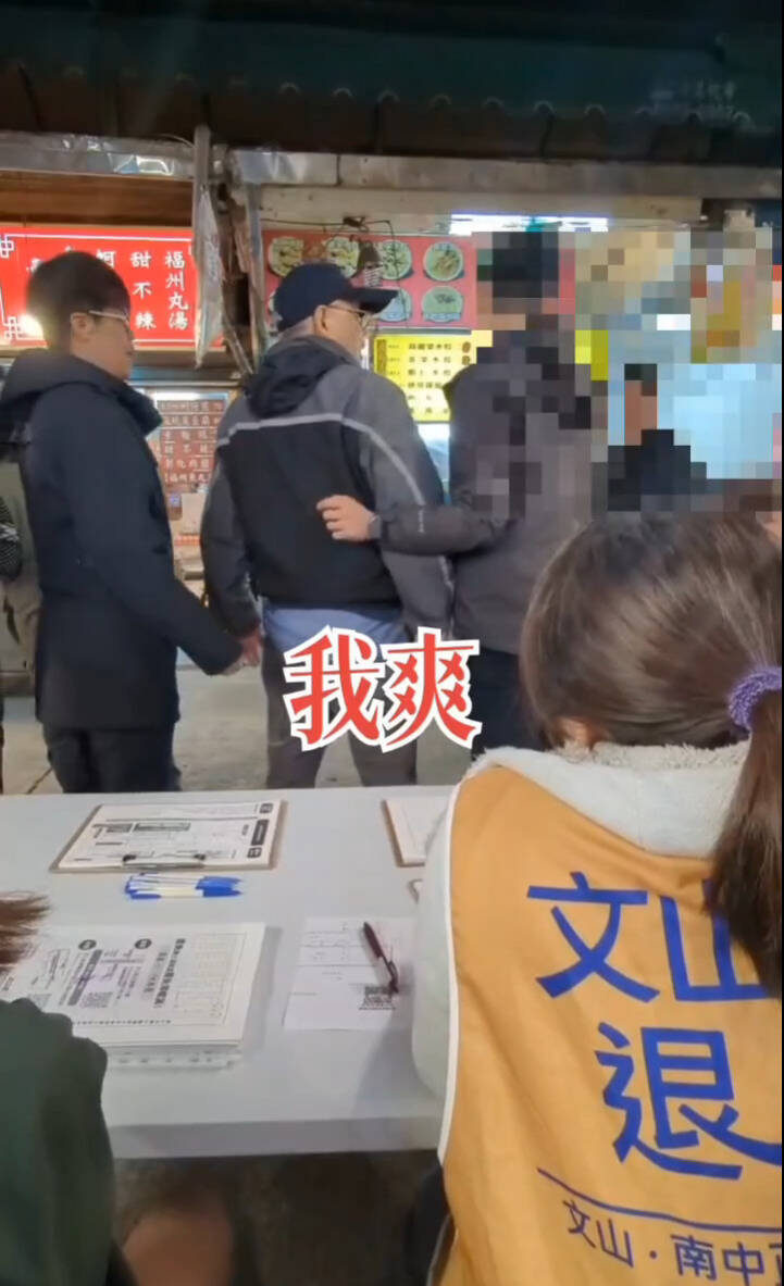 老翁前往台北市景美的「文山退葆」罷免連署站，坐在座位上大聲與連署站志工嗆聲，還大喊「我爽、我就高興！」。（記者鄭景議翻攝）