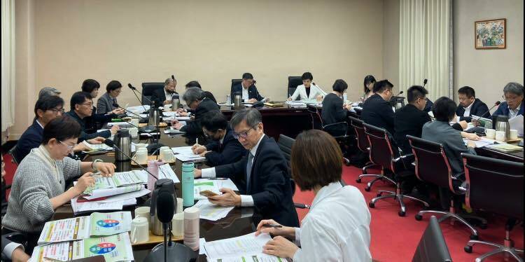 行政院長卓榮泰今(4)日在臉書表示,美國關稅細則陸續出爐,因應未來可能的影響,行政團隊兩日來不分日夜、密集研討。下午4點他將召開記者會,向國人說明影響評估及因應措施。 (取自卓榮泰臉書) 行政院長卓榮泰今(4)日在臉書表示,美國關稅細則陸續出爐,因應未來可能的影響,行政團隊兩日來不分日夜、密集研討。下午4點他將召開記者會,向國人說明影響評估及因應措施。 (取自卓榮泰臉書)