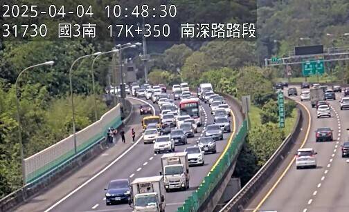 今日10時48分國3北向17.7公里發生2小客車追撞事故,造成回堵約2公里。(高公局提供) 今日10時48分國3北向17.7公里發生2小客車追撞事故,造成回堵約2公里。(高公局提供)