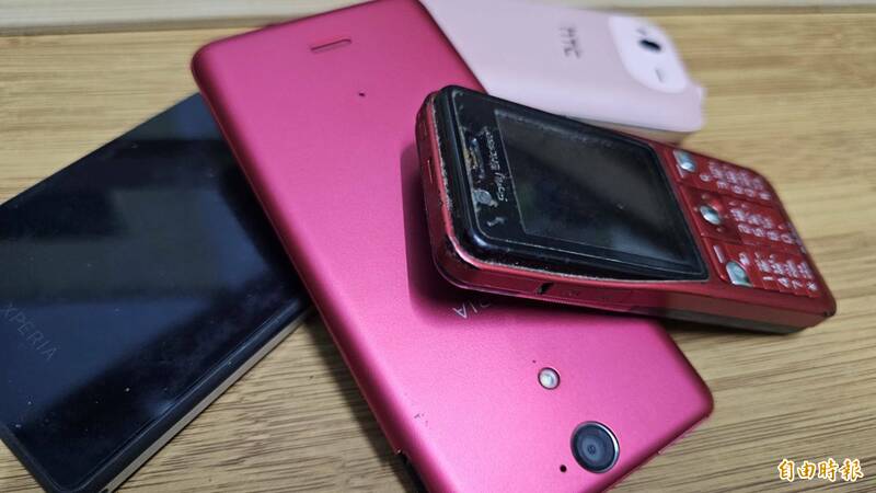 配合大甲媽做環保回收，彰化縣配合遶境路線推出「回收換好康」活動，廢手機只要1支就可換洗碗精1瓶。（記者劉曉欣攝）