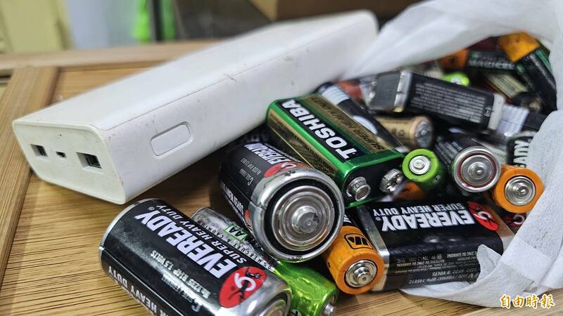 跟著大甲媽做環保回收，今年的回收換好康，有納入廢電池與廢行動電源。（記者劉曉欣攝）