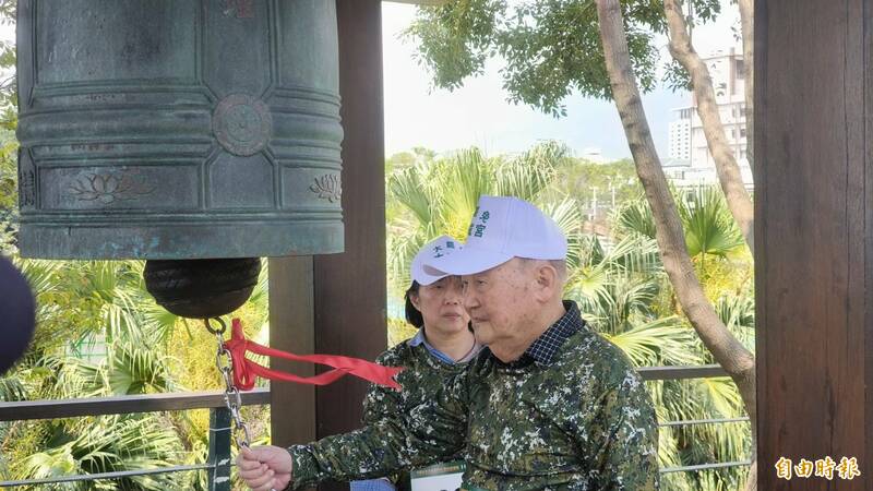 由反共護台志工聯盟等單位舉行的「退役將領挺身反共護台-大路跑大縱走」,今天在花蓮市和平廣場舉行,退役將領丘衛邦敲響和平鐘。(記者王錦義攝) 由反共護台志工聯盟等單位舉行的「退役將領挺身反共護台-大路跑大縱走」,今天在花蓮市和平廣場舉行,退役將領丘衛邦敲響和平鐘。(記者王錦義攝)