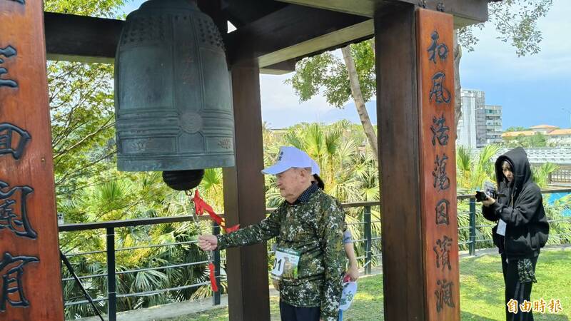 由反共護台志工聯盟等單位舉行的「退役將領挺身反共護台-大路跑大縱走」,今天在花蓮市和平廣場舉行,退役將領丘衛邦敲響和平鐘。(記者王錦義攝) 由反共護台志工聯盟等單位舉行的「退役將領挺身反共護台-大路跑大縱走」,今天在花蓮市和平廣場舉行,退役將領丘衛邦敲響和平鐘。(記者王錦義攝)