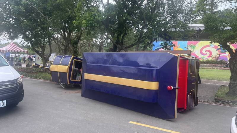 宜蘭綠博遊園小火車撞到人後翻覆。(民眾提供) 宜蘭綠博遊園小火車撞到人後翻覆。(民眾提供)