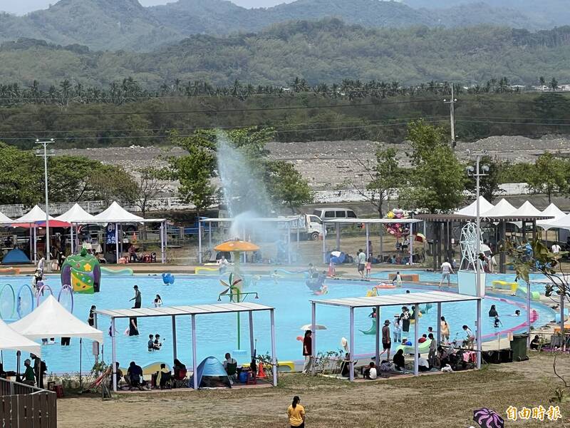 山景環繞的高樹鄉新豐親水公園。（記者羅欣貞攝）