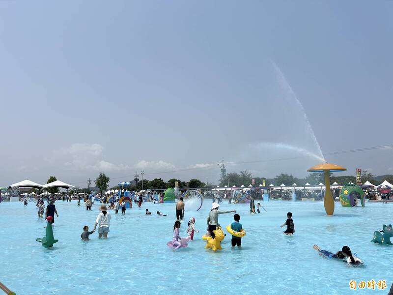 廣受親子歡迎的屏縣高樹鄉新豐親水公園今明兩天再度免費開放，首日已經吸引大批人潮。（記者羅欣貞攝）