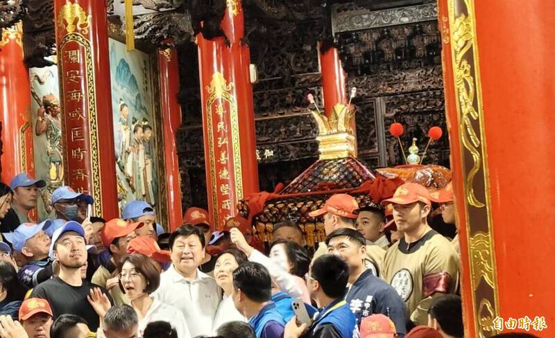 立委傅崑萁、花蓮縣長徐榛蔚夫妻也來扶轎。(記者張軒哲攝) 立委傅崑萁、花蓮縣長徐榛蔚夫妻也來扶轎。(記者張軒哲攝)