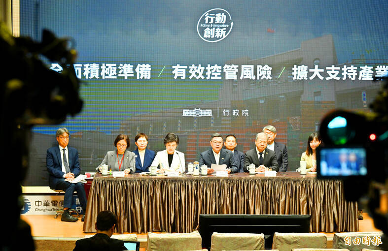 Premier Cho Jung-tai, fifth left, speaks at a news conference at the Executive Yuan in Taipei yesterday.
Photo: Tien Yu-hua, Taipei Times