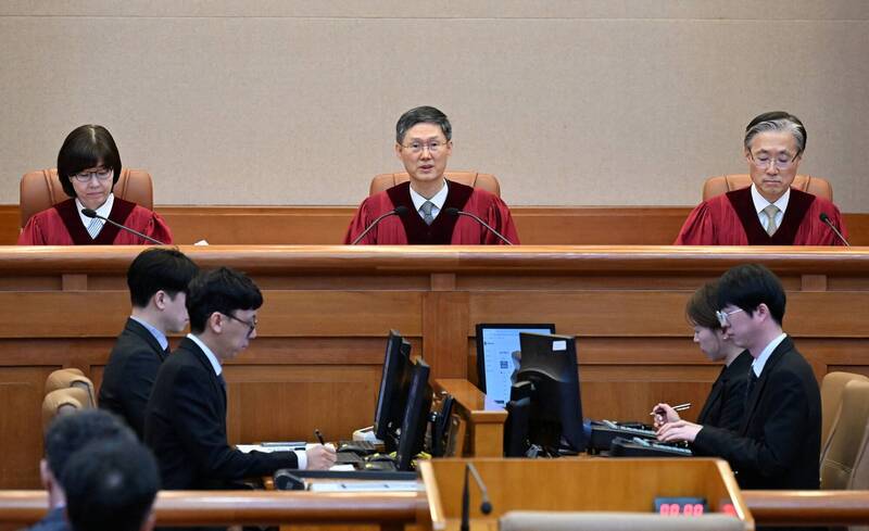 南韓總統尹錫悅因去年宣布緊急戒嚴,遭到國會彈劾,南韓憲法法院(見圖)於今上午宣判彈劾案通過,尹錫悅遭免職。(路透) 南韓總統尹錫悅因去年宣布緊急戒嚴,遭到國會彈劾,南韓憲法法院(見圖)於今上午宣判彈劾案通過,尹錫悅遭免職。(路透)