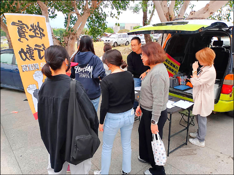 趁著清明節連假,罷團到公墓、納骨塔外擺攤招攬更多連署民眾。(台東罷團提供) 趁著清明節連假,罷團到公墓、納骨塔外擺攤招攬更多連署民眾。(台東罷團提供)