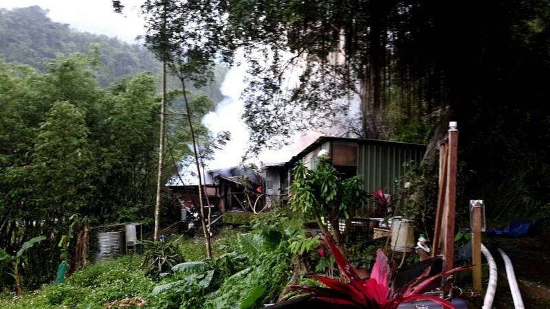 北市象山一處鐵皮屋發生火警，濃煙竄天。（記者姚岳宏翻攝）