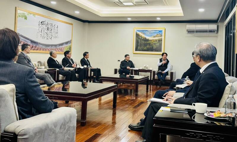 因應美國對等關稅衝擊,總統賴清德今天下午邀請ICT業者十多位企業代表齊聚官邸。 (總統府提供) 因應美國對等關稅衝擊,總統賴清德今天下午邀請ICT業者十多位企業代表齊聚官邸。 (總統府提供)