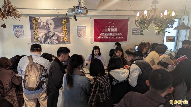 由在日台灣人團體舉辦的「罷免就來東京罷」快閃連署站活動,今天在原宿開簽,到場民眾絡繹不絕。(記者林翠儀攝) 由在日台灣人團體舉辦的「罷免就來東京罷」快閃連署站活動,今天在原宿開簽,到場民眾絡繹不絕。(記者林翠儀攝)