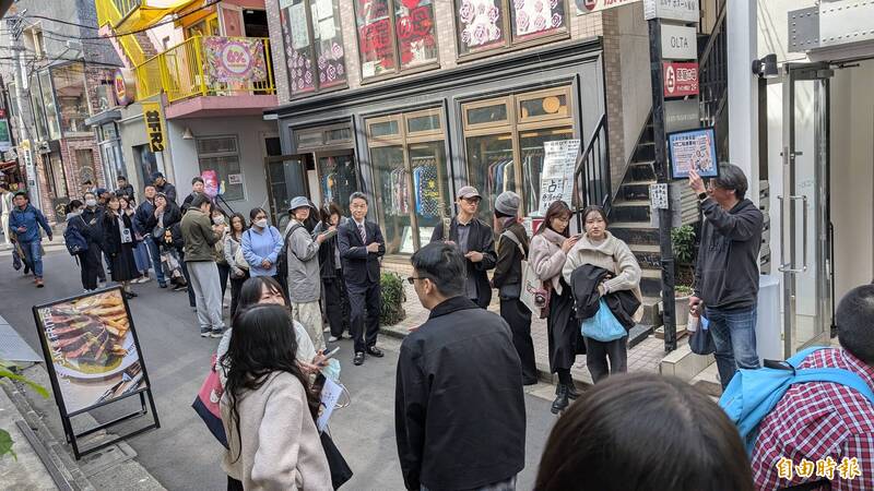 「罷免就來東京罷」快閃連署站活動,今天在東京原宿開簽,活動現場排隊人潮不斷。(記者林翠儀攝) 「罷免就來東京罷」快閃連署站活動,今天在東京原宿開簽,活動現場排隊人潮不斷。(記者林翠儀攝)