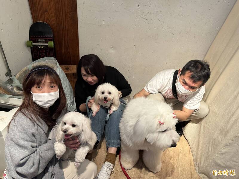 粉專「新潟越後老姫」版主老姫和姫夫,從新潟開了6個多小時的車子,帶著「夢夢花」等毛小孩東京罷免快閃連署站到場助陣。(記者林翠儀攝) 粉專「新潟越後老姫」版主老姫和姫夫,從新潟開了6個多小時的車子,帶著「夢夢花」等毛小孩東京罷免快閃連署站到場助陣。(記者林翠儀攝)