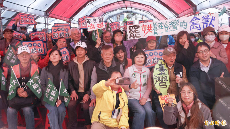 儘管下雨,活動仍聚集上百位鄉親到場參與。(記者黃政嘉攝) 儘管下雨,活動仍聚集上百位鄉親到場參與。(記者黃政嘉攝)