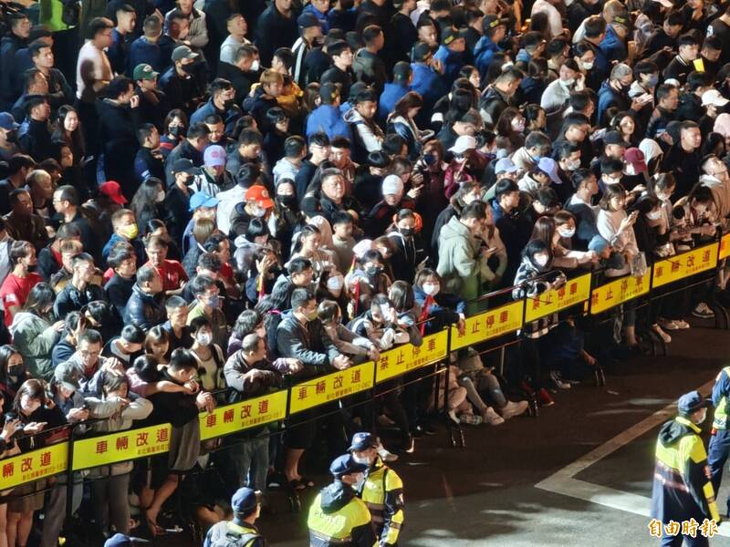 大甲媽過彰化民生地下道 信眾頂19度低溫堅守恭迎