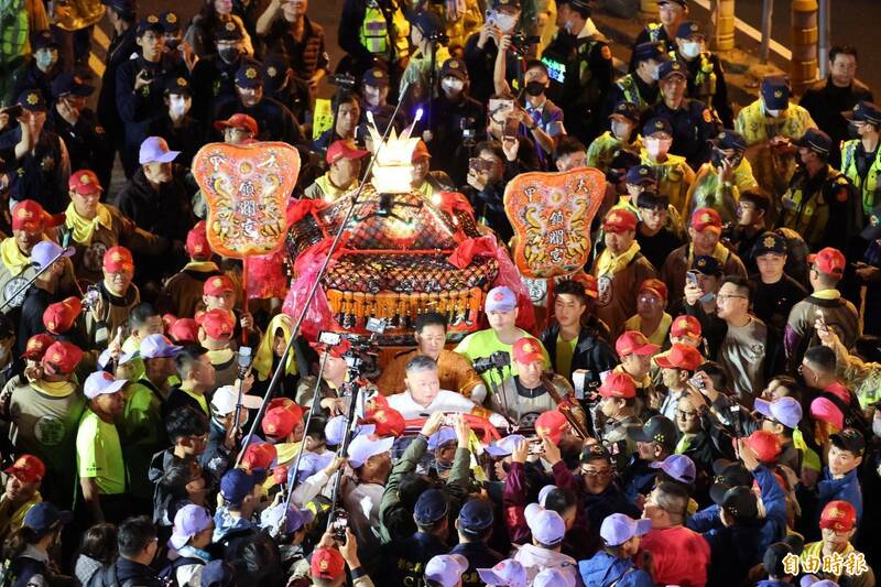 進喔！大甲媽祖遶境抵彰化 2000信眾簇擁民生地下道歡呼