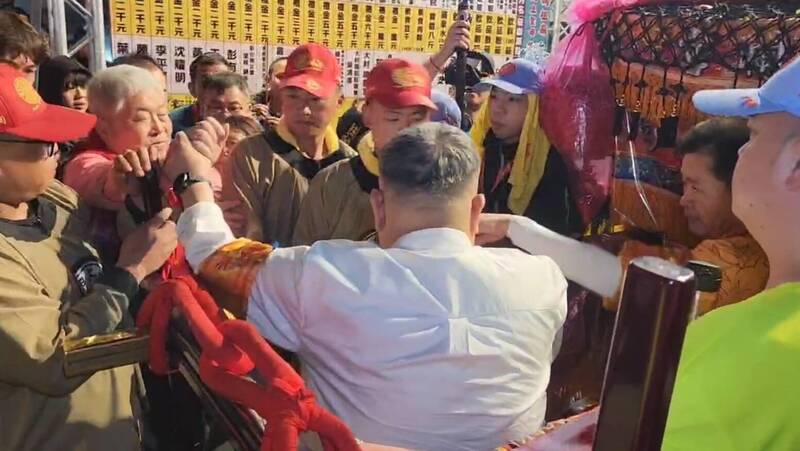 大甲媽過民生地下道突左轉 「台灣護聖宮」紅壇參禮