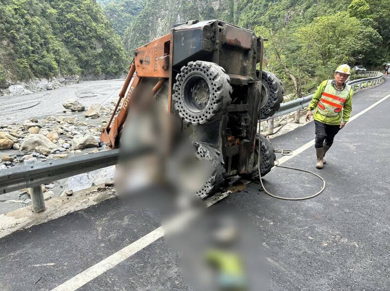 秀林鄉台八線寧安橋附近的181K,有男子因鏟裝機翻覆被壓在車內沒有呼吸心跳。(花蓮縣消防局提供) 秀林鄉台八線寧安橋附近的181K,有男子因鏟裝機翻覆被壓在車內沒有呼吸心跳。(花蓮縣消防局提供)